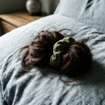 Ο ύπνος με τα μαλλιά δεμένα είναι ένας εύκολος τρόπος για να ξεχάσετε τα εξανθήματα 1778648417_Ο-ύπνος-με-τα-μαλλιά-δεμένα-είναι-ένας-εύκολος-τρόπος.webp.webp