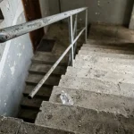 Ο πόνος στο γόνατο όταν κατεβαίνετε τις σκάλες μπορεί να είναι σημάδι υποκείμενου προβλήματος. 1778674518_Ο-πόνος-στο-γόνατο-όταν-κατεβαίνετε-τις-σκάλες-μπορεί-να.webp.webp