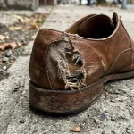 Γιατί ένα τακούνι που χτυπάει καταστρέφει διακριτικά τα αγαπημένα σου παπούτσια και το βάδισμα 1778866205_Γιατί-ένα-τακούνι-που-χτυπάει-καταστρέφει-διακριτικά-τα-αγαπημένα-σου.webp.webp