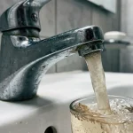 Γιατί οι έμπειροι ταξιδιώτες αποφεύγουν το νερό βρύσης ξενοδοχείων 1778905504_Γιατί-οι-έμπειροι-ταξιδιώτες-αποφεύγουν-το-νερό-βρύσης-ξενοδοχείων.webp.webp