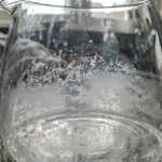 Τα λευκά υπολείμματα στην τσαγιέρα αποκαλύπτουν το κύριο μυστικό της ποιότητας του νερού σας 1778950804_Τα-λευκά-υπολείμματα-στην-τσαγιέρα-αποκαλύπτουν-το-κύριο-μυστικό-της.webp.webp