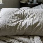 Ρυτίδες ύπνου και πρήξιμο το πρωί: πώς η συνήθεια να κοιμόμαστε μπρούμυτα σε ένα μαξιλάρι αλλάζει την εμφάνισή μας και τι να κάνουμε γι' αυτό 1779248015_Ρυτίδες-ύπνου-και-πρήξιμο-το-πρωί-πώς-η-συνήθεια-να.webp.webp