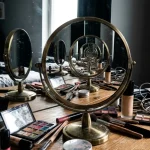 Η παγίδα του καθρέφτη στην κρεβατοκάμαρα ή γιατί η συνηθισμένη διάταξη ενός τραπεζιού καλλυντικών καταστρέφει το πρωινό σας μακιγιάζ και κλέβει χώρο 1779395606_Η-παγίδα-του-καθρέφτη-στην-κρεβατοκάμαρα-ή-γιατί-η-συνηθισμένη.webp.webp