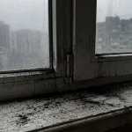 Τα παράθυρα είναι ερμητικά σφραγισμένα: γιατί ο αερισμός τις γκρίζες μέρες κάνει τα πράγματα χειρότερα 1779448450_Τα-παράθυρα-είναι-ερμητικά-σφραγισμένα-γιατί-ο-αερισμός-τις-γκρίζες.webp.webp